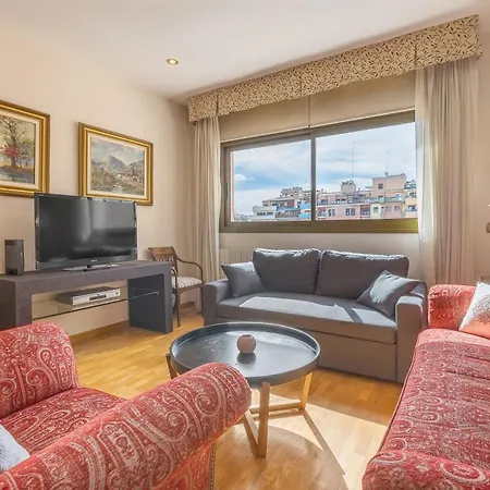 Central, Spacious Parking Apartment *